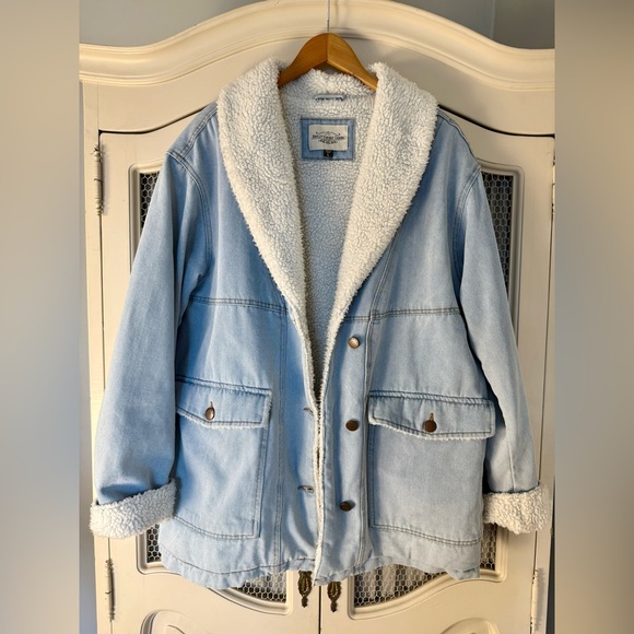 Cozy Ashley Vintage Charm Oversized Denim Sherpa Lined Jacket - Picture 4 of 5